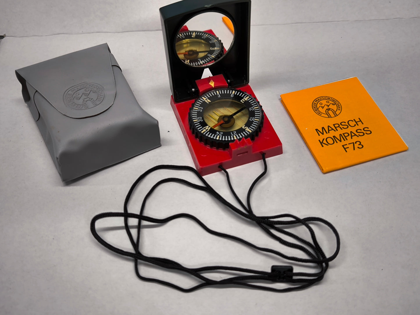 DDR NVA Marschkompass F73 – Freiberger Präzisionsmechanik – Original Militär Kompass neu / Oldtimerzubehör/Camping