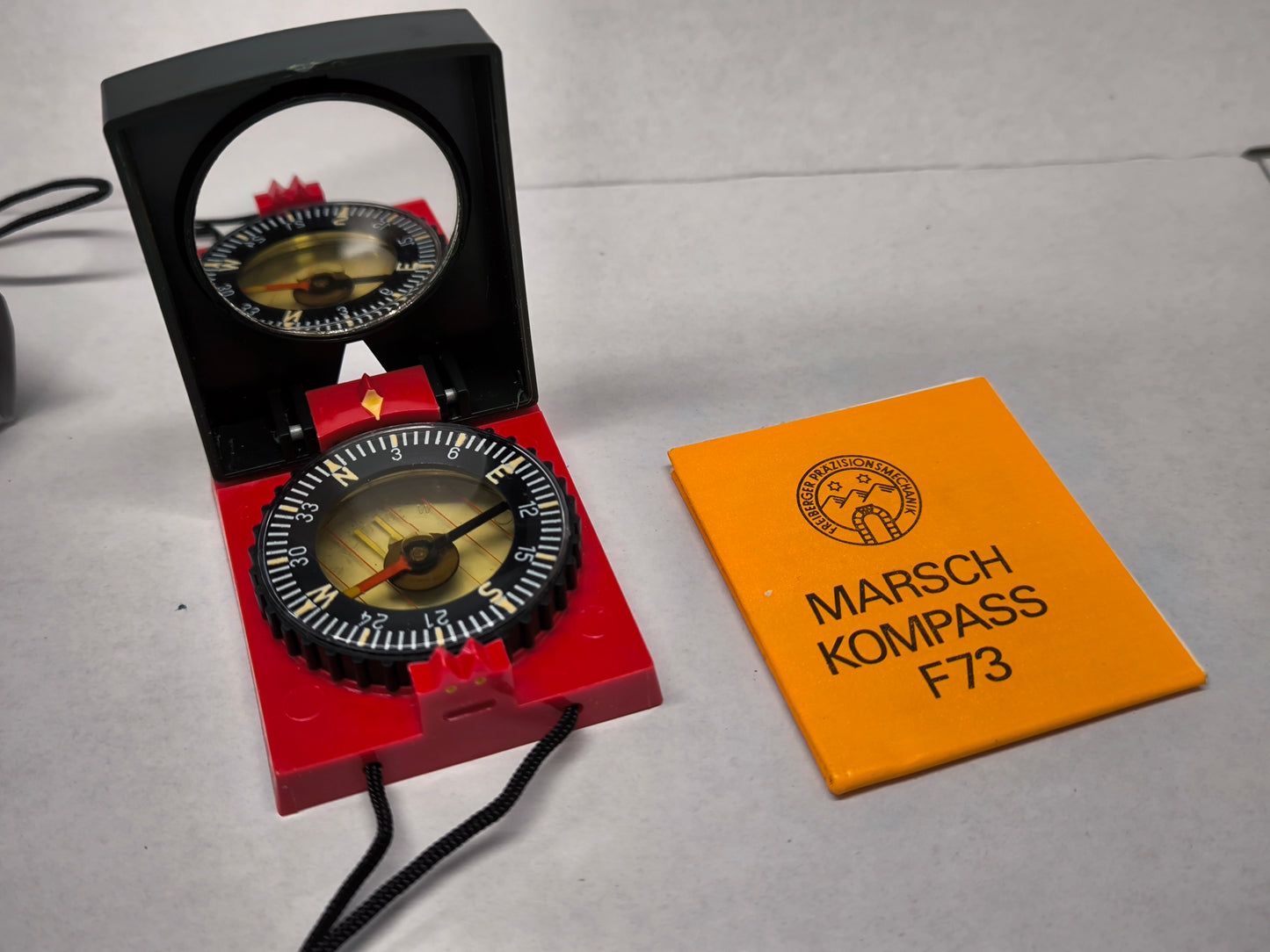 DDR NVA Marschkompass F73 – Freiberger Präzisionsmechanik – Original Militär Kompass neu / Oldtimerzubehör/Camping
